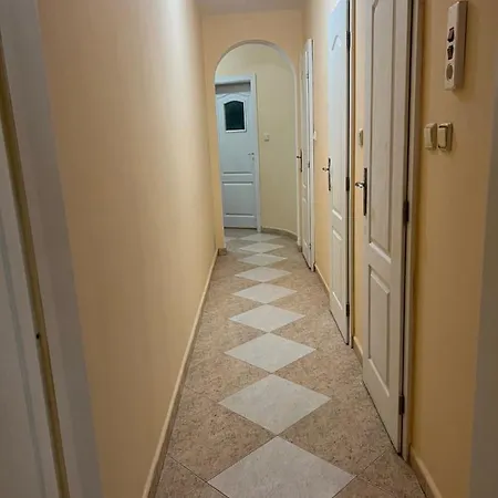 център с паркинг за нормална до средно голяма кола *