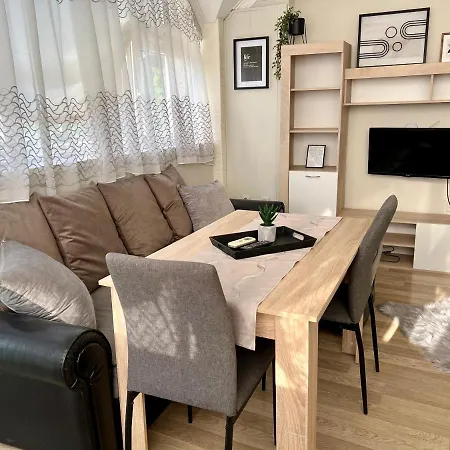 център с паркинг за нормална до средно голяма кола 바르나