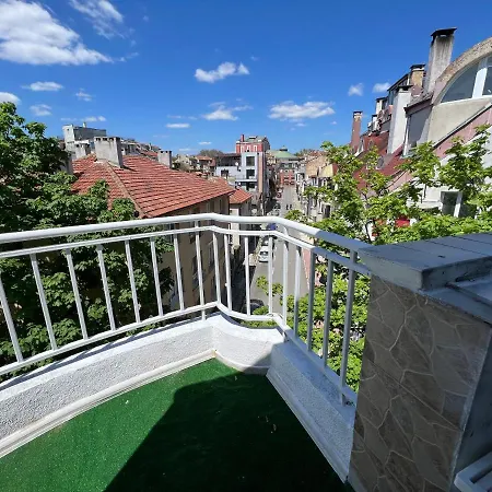 център с паркинг за нормална до средно голяма кола Апартаменты