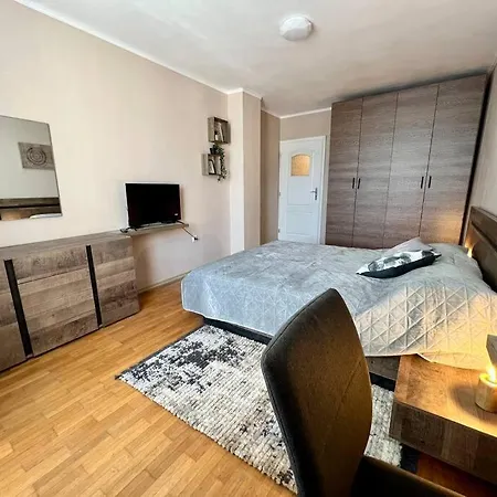 Апартаменты център с паркинг за нормална до средно голяма кола *