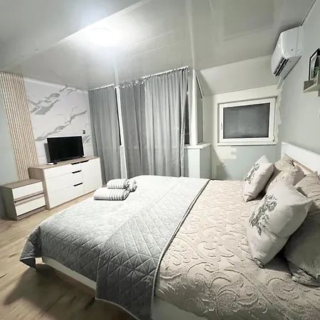 център с паркинг за нормална до средно голяма кола 아파트 바르나