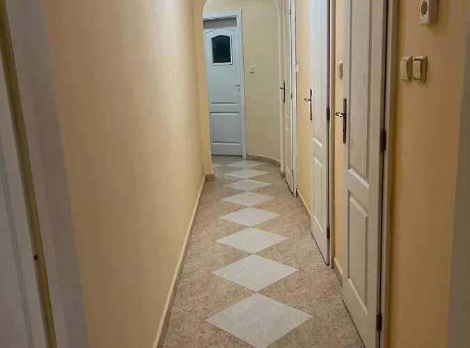 център с паркинг за нормална до средно голяма кола *