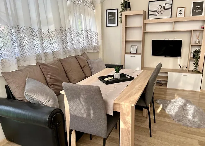 център с паркинг за нормална до средно голяма кола Varna