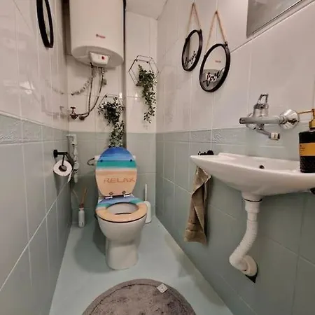 център с паркинг за нормална до средно голяма кола Apartment