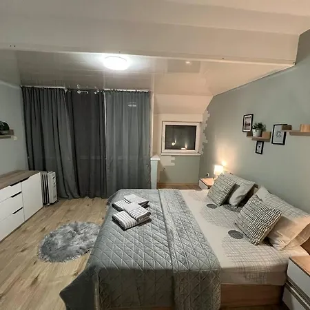 център с паркинг за нормална до средно голяма кола * Warna