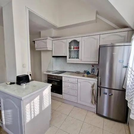 център с паркинг за нормална до средно голяма кола Apartment