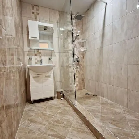 Apartment център с паркинг за нормална до средно голяма кола