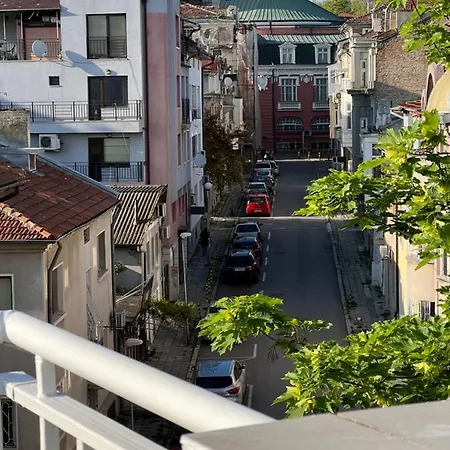 център с паркинг за нормална до средно голяма кола Apartment