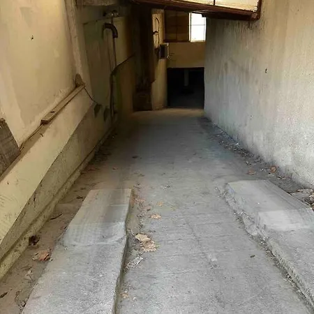 център с паркинг за нормална до средно голяма кола Warna