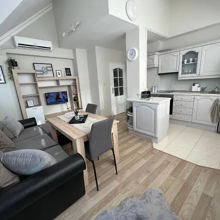 Apartment център с паркинг за нормална до средно голяма кола
