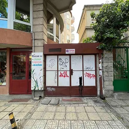 Apartment център с паркинг за нормална до средно голяма кола