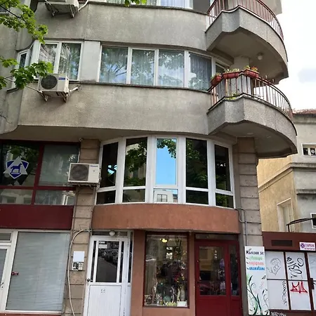 център с паркинг за нормална до средно голяма кола Warna