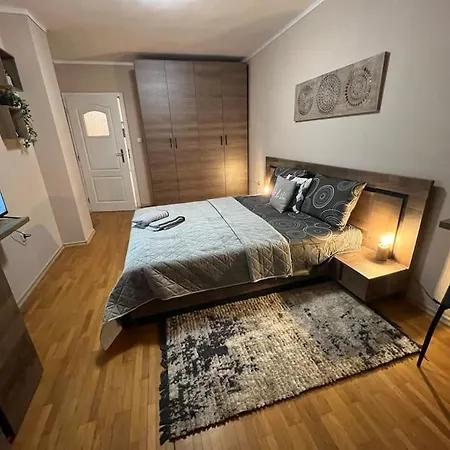 център с паркинг за нормална до средно голяма кола Apartment *