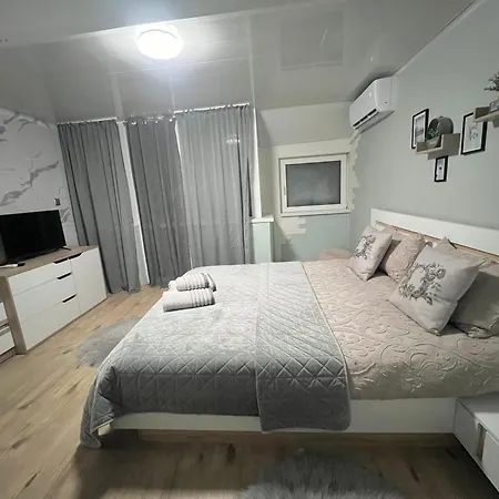 център с паркинг за нормална до средно голяма кола Apartment