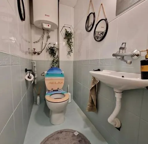 център с паркинг за нормална до средно голяма кола Apartment