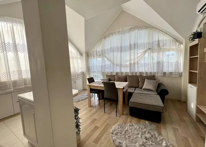 център с паркинг за нормална до средно голяма кола *