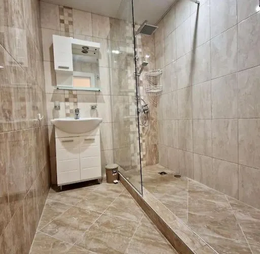 Apartment център с паркинг за нормална до средно голяма кола