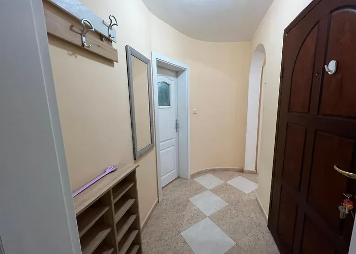 център с паркинг за нормална до средно голяма кола Apartment *