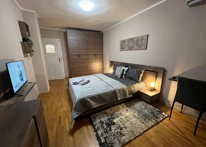 център с паркинг за нормална до средно голяма кола *