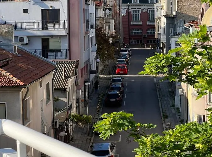 център с паркинг за нормална до средно голяма кола Апартаменти