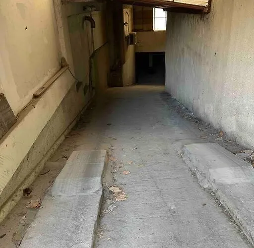 център с паркинг за нормална до средно голяма кола Варна