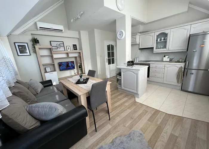 Apartment център с паркинг за нормална до средно голяма кола