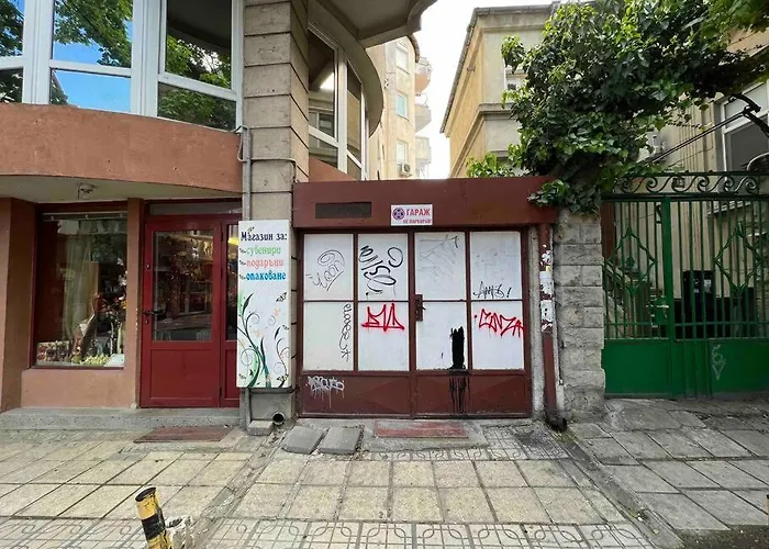 Apartment център с паркинг за нормална до средно голяма кола