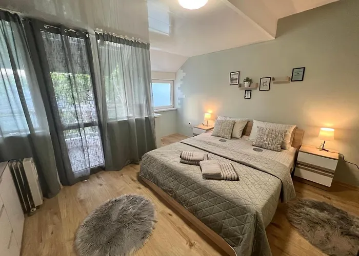 център с паркинг за нормална до средно голяма кола *