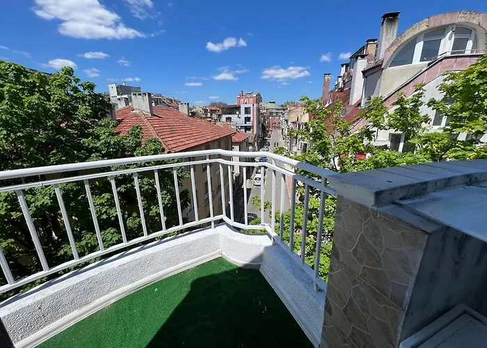 център с паркинг за нормална до средно голяма кола Apartment