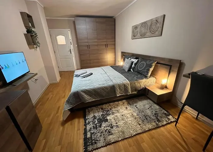 център с паркинг за нормална до средно голяма кола Apartment *