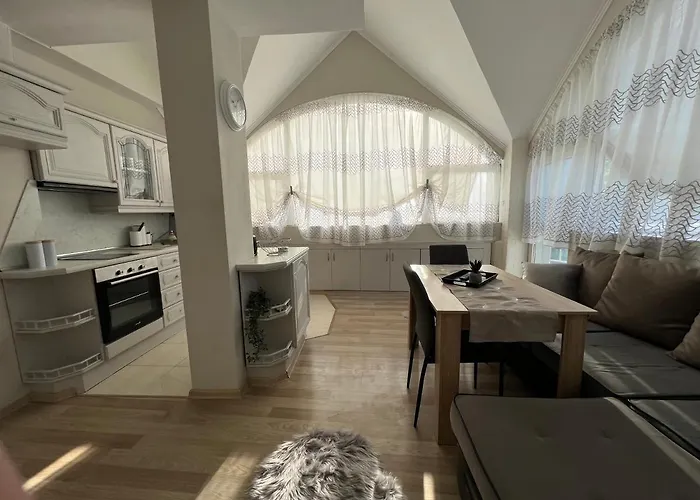 Apartment център с паркинг за нормална до средно голяма кола *