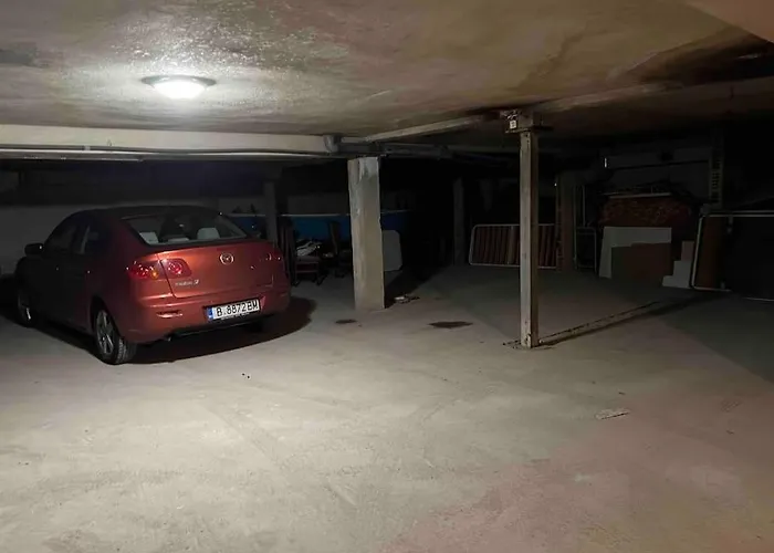Apartment център с паркинг за нормална до средно голяма кола Varna