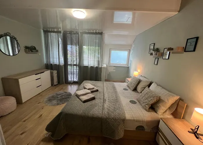 център с паркинг за нормална до средно голяма кола