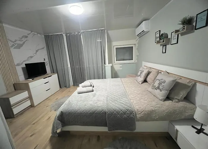 център с паркинг за нормална до средно голяма кола Apartment