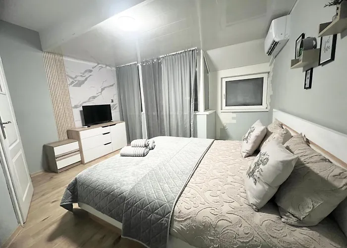 център с паркинг за нормална до средно голяма кола Apartment Varna